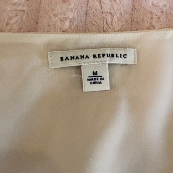 Banana Republic Cream Sleeveless Pleated Blouse Women’s Medium 100% Silk - Picture 3 of 8